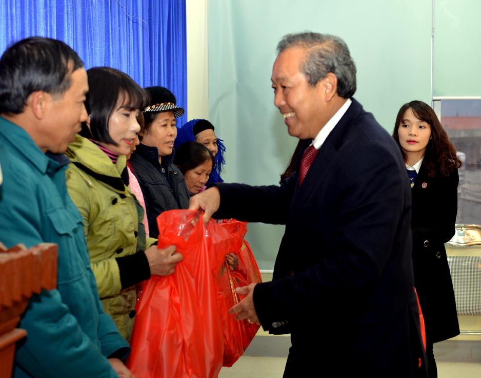 Ủy viên Bộ Chính trị, Chánh án TANDTC Trương Hòa Bình tặng 10 tấn gạo và quà Tết cho bà con nghèo các địa phương