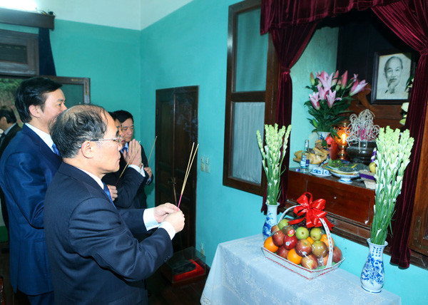 Chủ tịch Quốc hội dâng hương tưởng nhớ Bác Hồ tại nhà 67