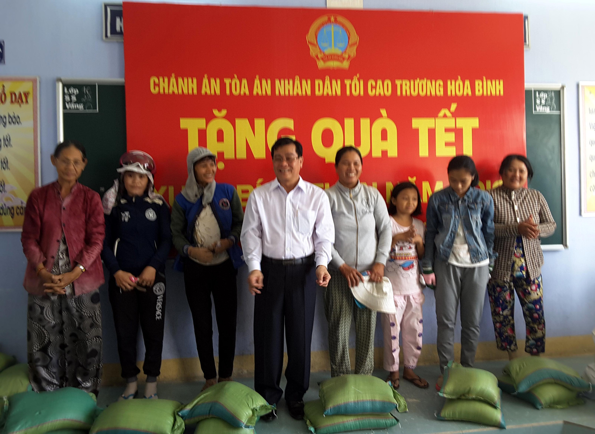 Ủy viên Bộ Chính trị, Chánh án TANDTC Trương Hòa Bình tặng 10 tấn gạo và quà Tết cho bà con nghèo các địa phương