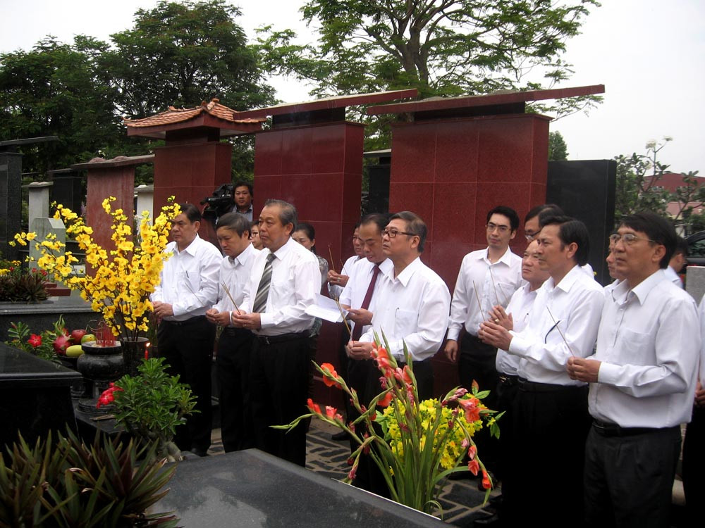 Lãnh đạo TANDTC viếng mộ cố Chánh án TANDTC Phạm Văn Bạch