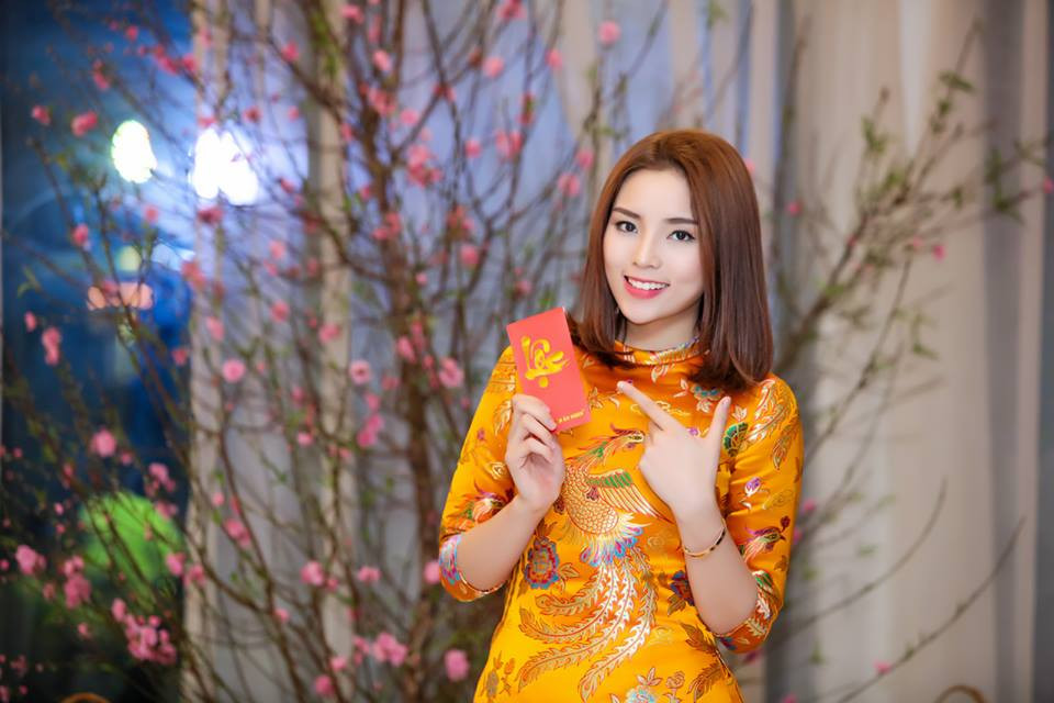Hoa hậu Kỳ Duyên, Ngọc Hân rộn ràng gói bánh chưng