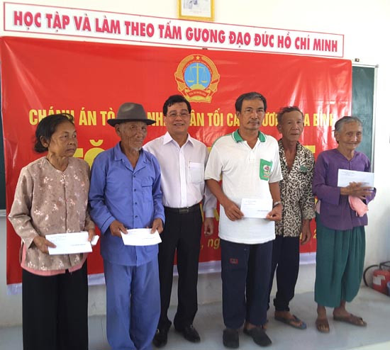 Chánh án TANDTC gửi tặng quà Tết cho đồng bào dân tộc nghèo