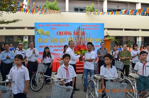 Chánh án TANDTC tặng quà và chúc Tết các hộ gia đình có hoàn cảnh khó khăn và đồng bào dân tộc Chăm