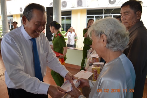 Chánh án TANDTC tặng quà và chúc Tết các hộ gia đình có hoàn cảnh khó khăn và đồng bào dân tộc Chăm