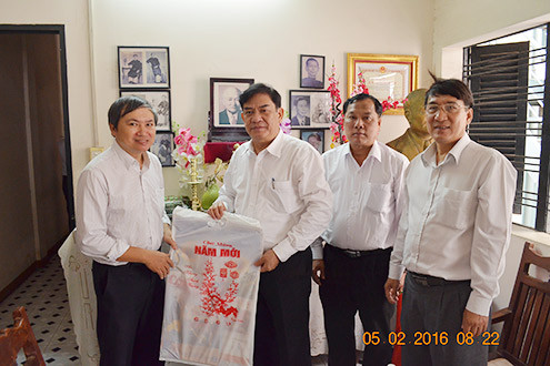 Phó Chánh án TANDTC Tống Anh Hào chúc Tết gia đình cố Chánh án Phạm Văn Bạch và các cố Chánh án TAQS Trung ương