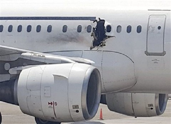 Tin tức thế giới 24 giờ: Máy bay bị nổ thủng lỗ trên không trung là bị đánh bom
