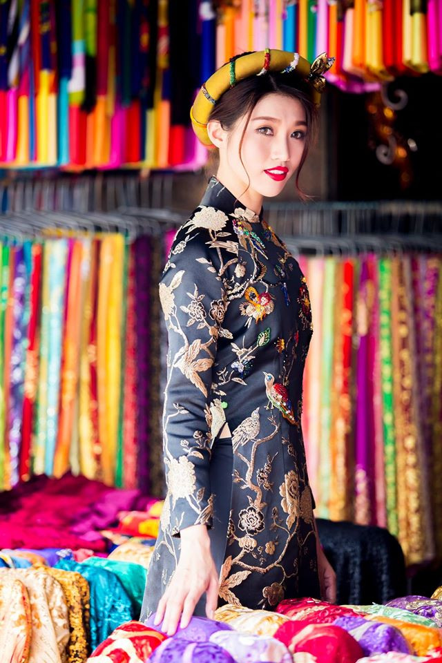 Quỳnh Châu diện áo dài gấm rạng rỡ ngày đầu năm