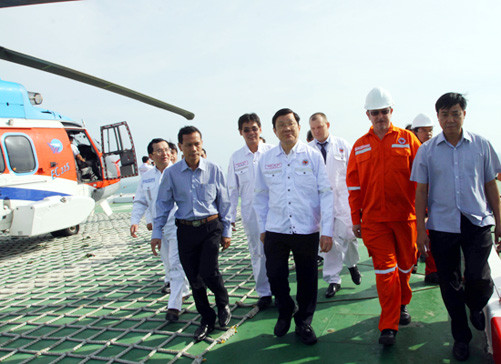 Chủ tịch nước Trương Tấn Sang thăm và chúc Tết cán bộ nhân viên giàn khoan dầu khí