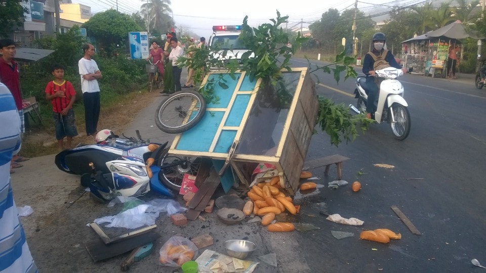 Xe máy tông xe bán hàng rong, nạn nhân nguy kịch