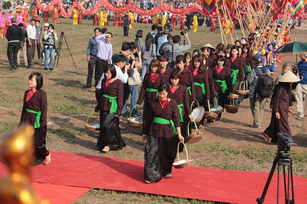 Tái hiện hình ảnh vua Lê đi cày trong lễ hội Tịch Điền