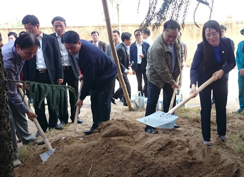 Bí thư và chủ tịch Hà Nội dự Lễ xuống đồng và Tết trồng cây