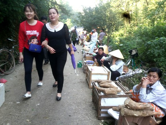 Hàng nghìn người đổ về xin nước thánh tại phủ Na, Thanh Hóa