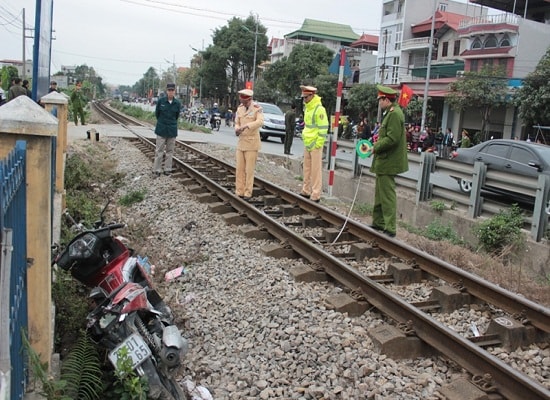 Vượt đường sắt dân sinh, hai người thương vong