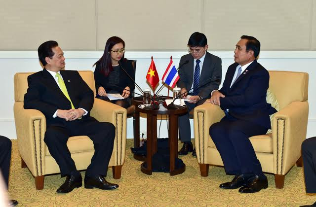 Thủ tướng Nguyễn Tấn Dũng tiếp xúc song phương với Thủ tướng Thái Lan và Tổng thống Indonesia