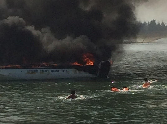 Ca nô du lịch bốc cháy dữ dội tại cảng Cửa Đại