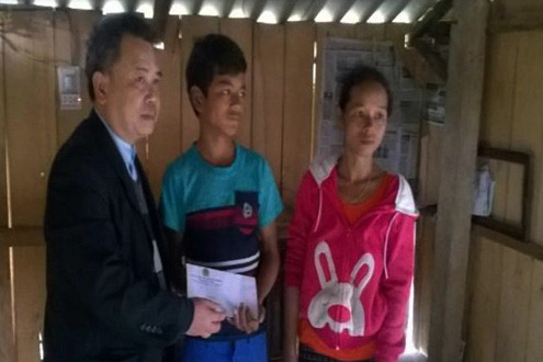 TAND huyện Đakrông thăm và trợ giúp địa chỉ nhân đạo