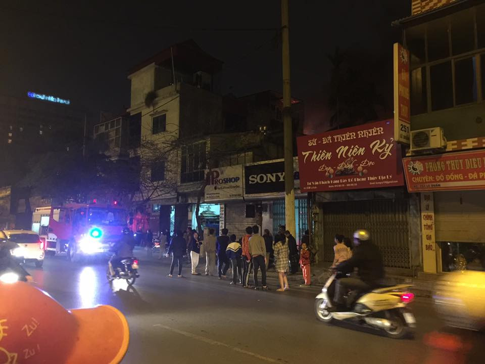 Hà Nội: Nhà 3 tầng bốc cháy trên phố Lê Duẩn