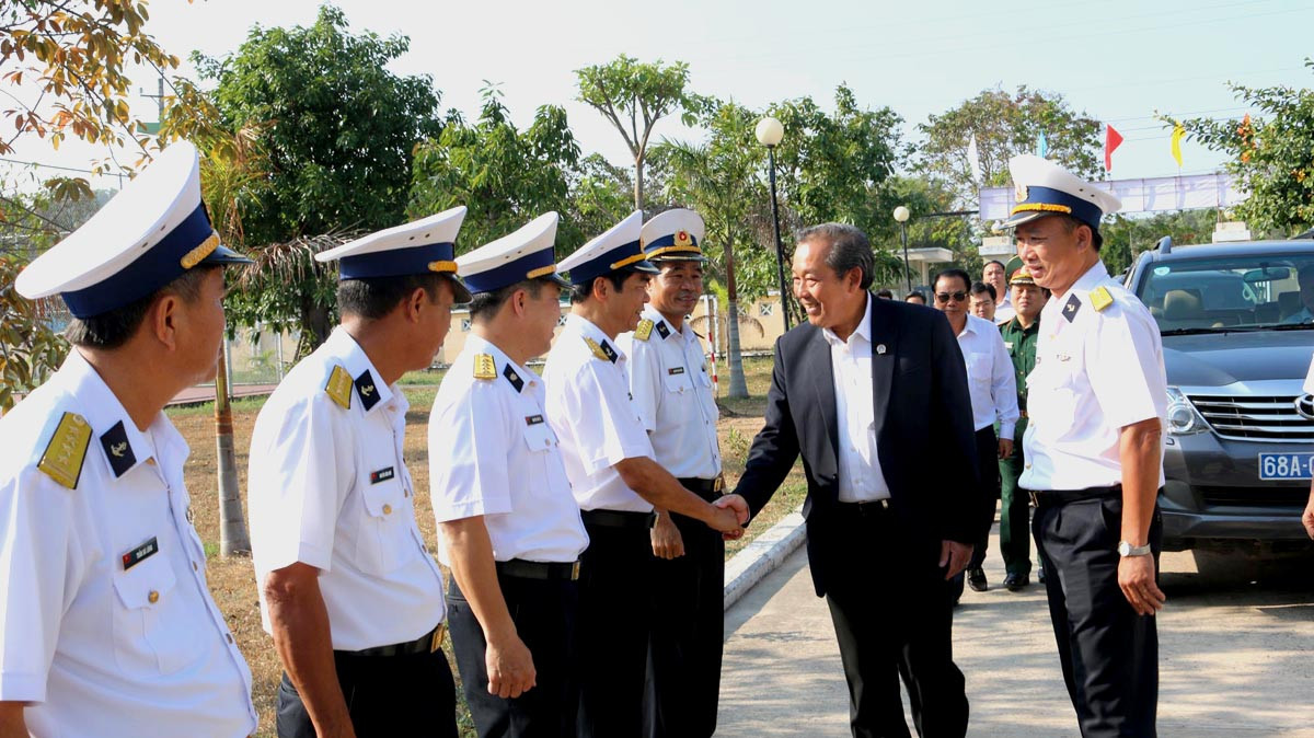 Đoàn công tác TANDTC thăm, tặng quà Bộ Tư lệnh Vùng 5 Hải quân và Cảnh sát biển 4