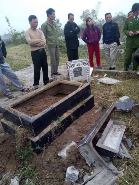Quảng Ninh: Điều tra vụ đập phá mộ giữa ban ngày