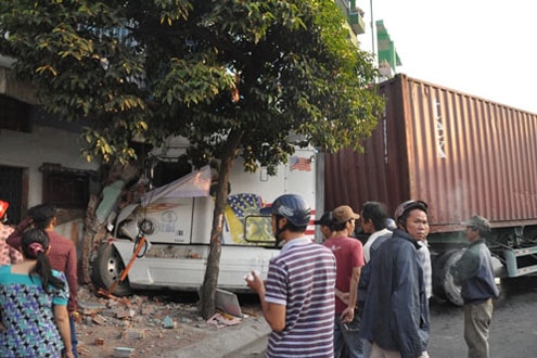 Container mất lái lao vào nhà dân