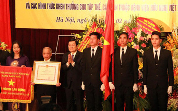 Chủ tịch nước trao danh hiệu Anh hùng Lao động cho y bác sĩ Bệnh viện Hữu nghị Việt Đức