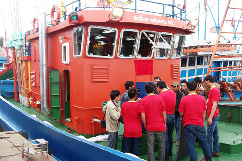 Ngư dân Quảng Ngãi được bàn giao tàu cá vỏ thép