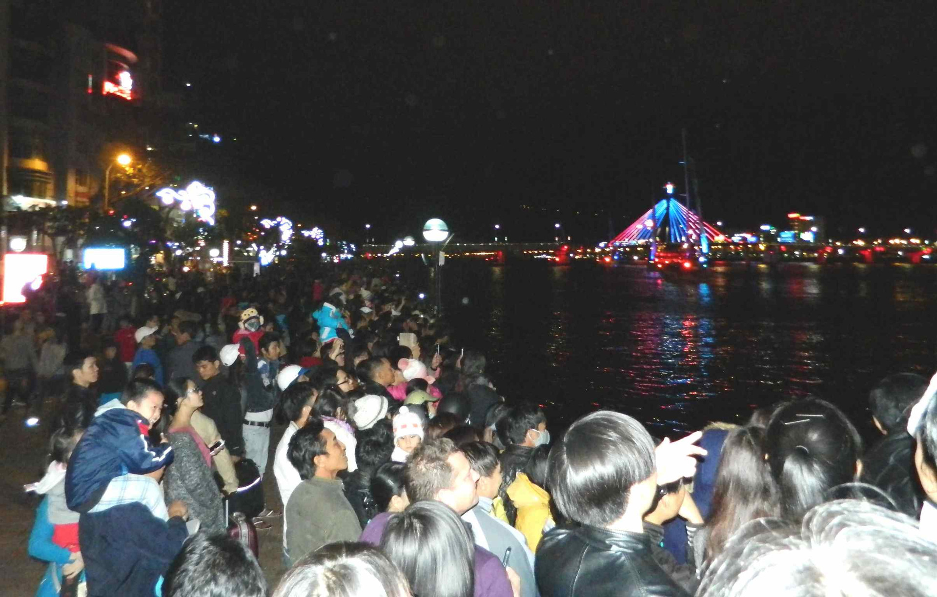 Du khách đổ về sông Hàn xem 12 thuyền buồm diễu hành