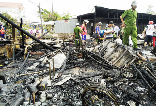 Tin tức xã hội 24h: 4 nhà dân ở Kiên Giang bùng cháy dữ dội