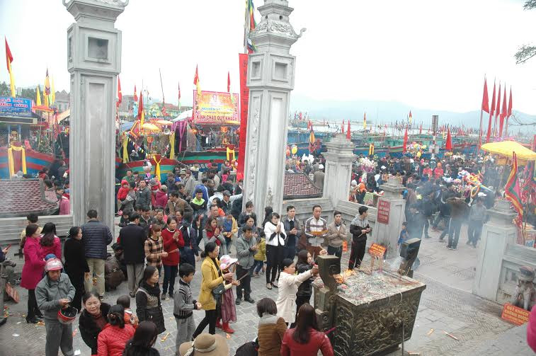 Hàng ngàn du khách đổ về dự đêm khai hội đền Cờn