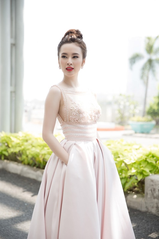 Angela Phương Trinh bị các chàng trai 