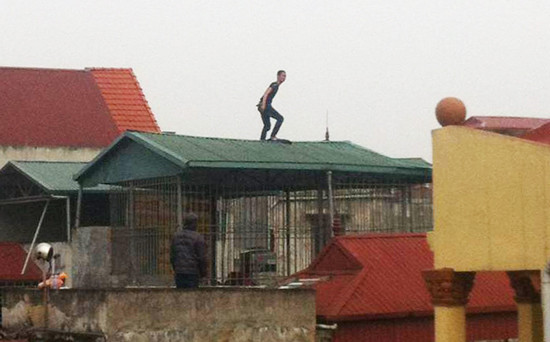 Hà Nội: Nam thanh niên trèo lên nóc nhà 4 tầng la hét, cố thủ cả đêm
