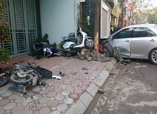 Hà Nội: Xe ô tô Camry gây tai nạn kinh hoàng, 3 người tử vong