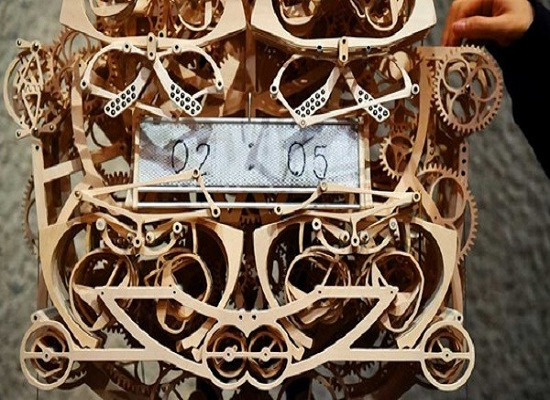 Nhật Bản cho ra mắt đồng hồ cơ cực kỳ tinh xảo được làm từ gỗ 
