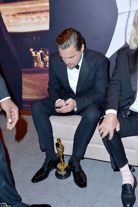 Leonardo DiCaprio ăn mừng sau chiến thắng tại Oscar 2016