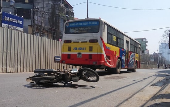 Tin tức giao thông ngày 1/3: Va chạm với xe buýt, một thanh niên tử vong