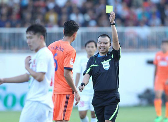Vòng 2 V-League: Trọng tài và trung vệ Dương Văn Pho
