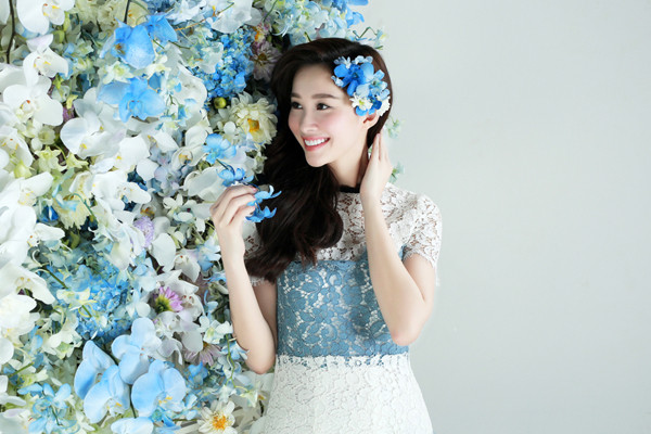 Hoa hậu Đặng Thu Thảo thu hút mọi ánh nhìn với trang phục ngàn hoa