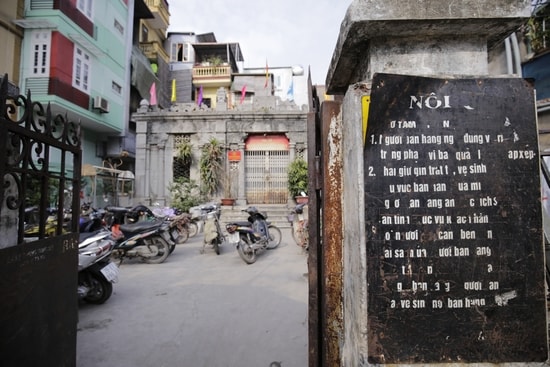 Cận cảnh lăng mộ đá hàng trăm năm tuổi sót lại giữa lòng Hà Nội