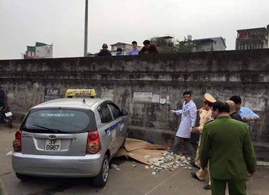 Người điều khiển xe taxi gây tai nạn trên đường Hồng Hà ra đầu thú