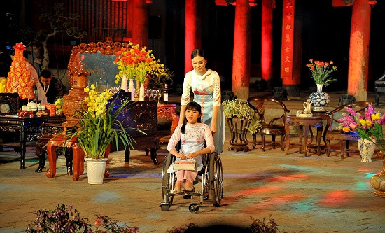 Hoa hậu Ngọc Hân gây xúc động với BST áo dài cho người khuyết tật