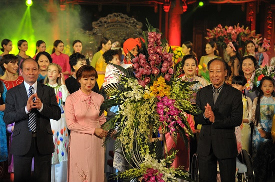 Hoa hậu Ngọc Hân gây xúc động với BST áo dài cho người khuyết tật