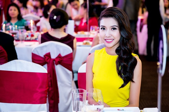 Thúy Vân lọt top 10 gương mặt trẻ tiêu biểu của Diễn đàn nữ lãnh đạo 2016