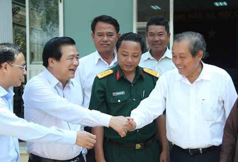 Ủy viên Bộ Chính trị, Chánh án TANDTC Trương Hòa Bình tiếp xúc cử tri tỉnh Long An