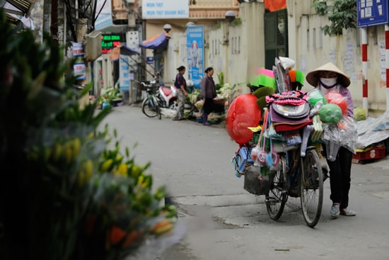 Những người phụ nữ gánh mưu sinh trong ngày 8/3