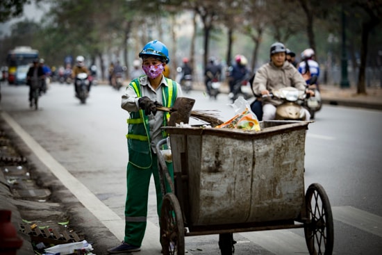 Những người phụ nữ gánh mưu sinh trong ngày 8/3