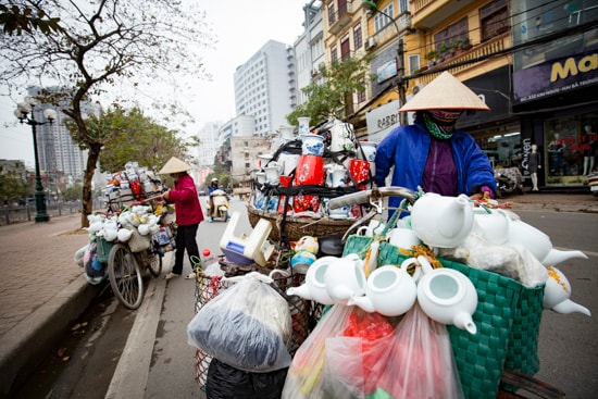 Những người phụ nữ gánh mưu sinh trong ngày 8/3