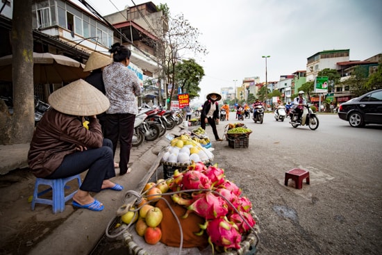 Những người phụ nữ gánh mưu sinh trong ngày 8/3