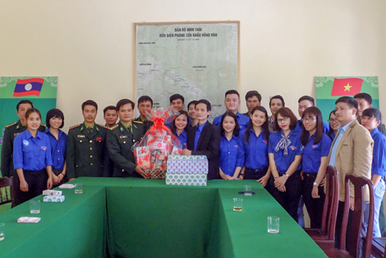 Chi đoàn TAND tỉnh Thừa Thiên - Huế thăm và tặng quà Đồn biên phòng Cửa khẩu Hồng Vân