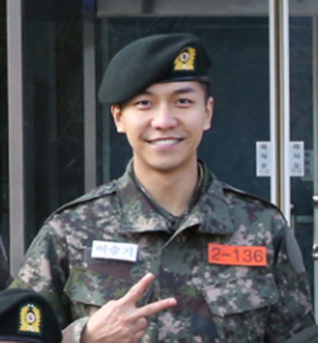 Lee Seung Gi lộ nhược điểm hói đầu trong quân ngũ