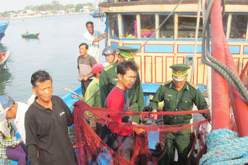 Xót xa tàu ngư dân Quảng Nam bị tàu Trung Quốc cướp phá tại vùng biển Hoàng Sa